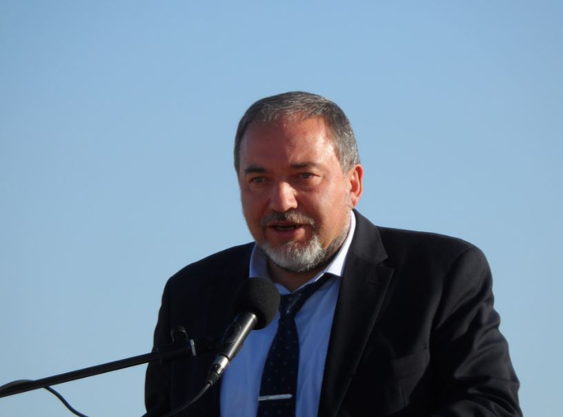 הבקשה: לשלול את תושבותה של חדרה אל סעודי, רעייתו של מבצע הפיגוע בנתניה לפני כשבועיים. בתמונה: אביגדור ליברמן | צילום ארכיון: מתוך וויקיפדיה ליברמן לדרעי: שלול את תושבותה של אשתו של מבצע פיגוע