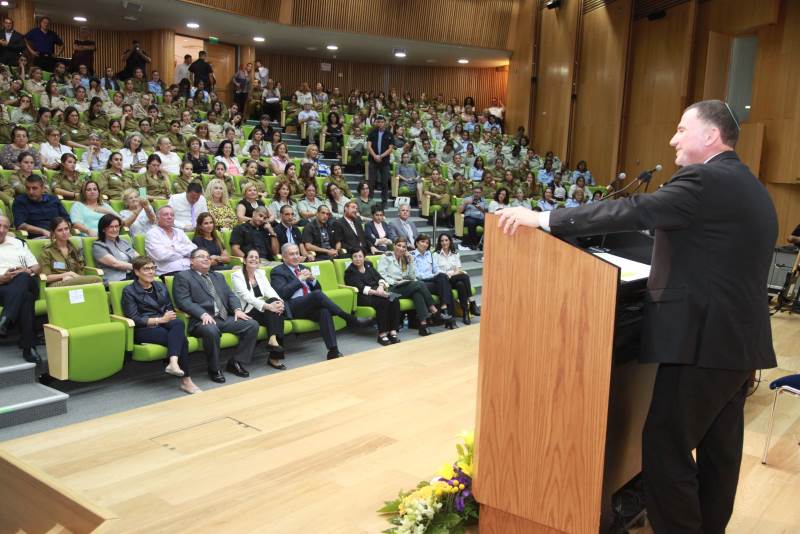 "יש עוד לאן לחתור". בתמונה: יו"ר הכנסת נואם בפני החיילות ויתר הנוכחים באירוע | צילום: יצחק הררי, דוברות הכנסת