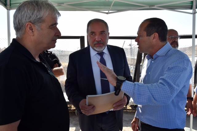 "המצב הזה לא יכול להימשך". ליברמן וברקת בסיור|צילום: משרד הביטחון