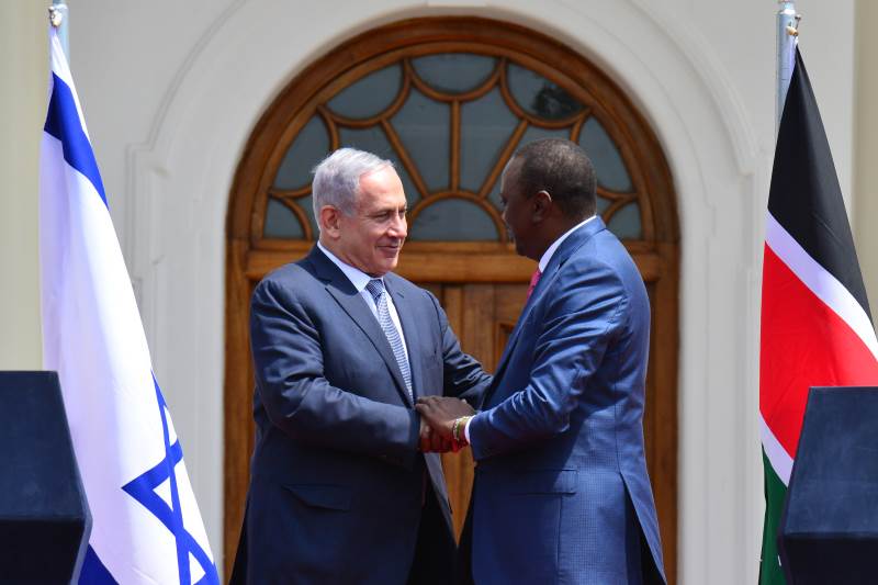 "אנחנו עומדים בפני אתגרים משותפים. הראשון שבהם, כפי שציינתי, הוא טרור". בתמונה: נתניהו וקניאטה משלבים ידיים | צילום: קובי גדעון, לע"מ