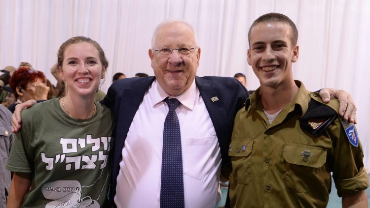 נשיא המדינה עם עולים צעירים הצפויים להתגייס בקרוב |  צילום צילום: מארק ניימן/לע"מ