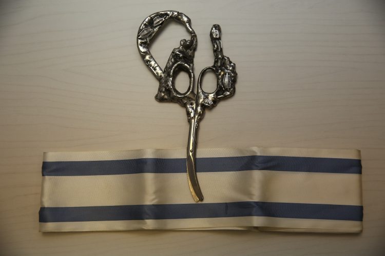 המספריים ההיסטוריים | צילום: דוברות הכנסת – נועם ריבקין-פנטון