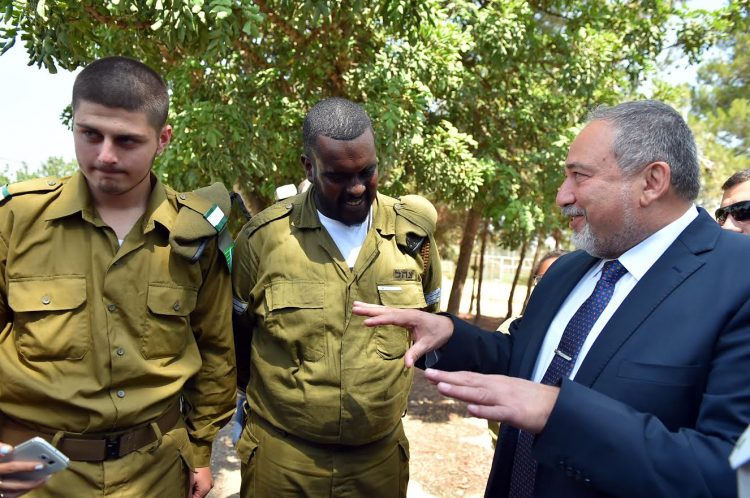 שר הבטחון בחוות השומר | צילום צילום: אריאל חרמוני, משרד הביטחון צה”ל הוא המנוע החברתי הגדול ביותר במדינת ישראל