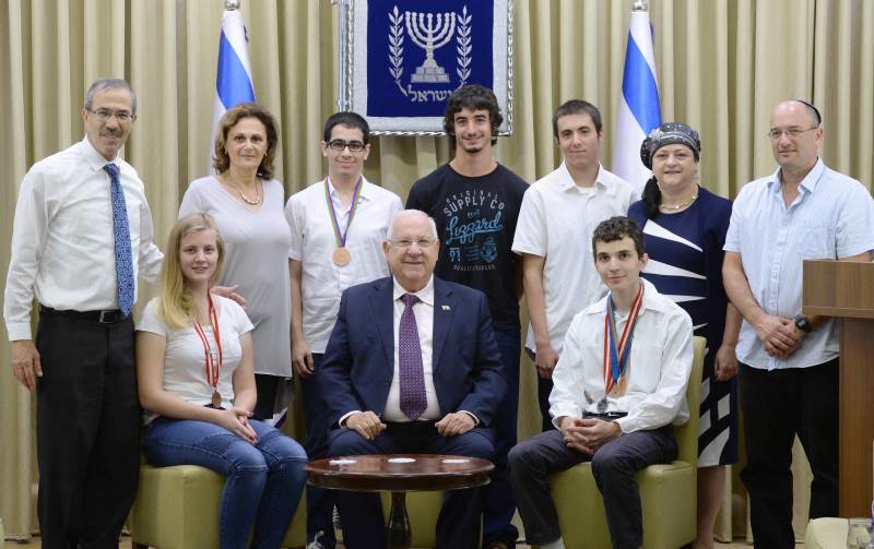 כבוד. הנשיא וחברי המשלחת האולימפית במדעי המחשב|צילום: לע גיאורגיה: זכיות לישראל באולימפיאדה לכימיה