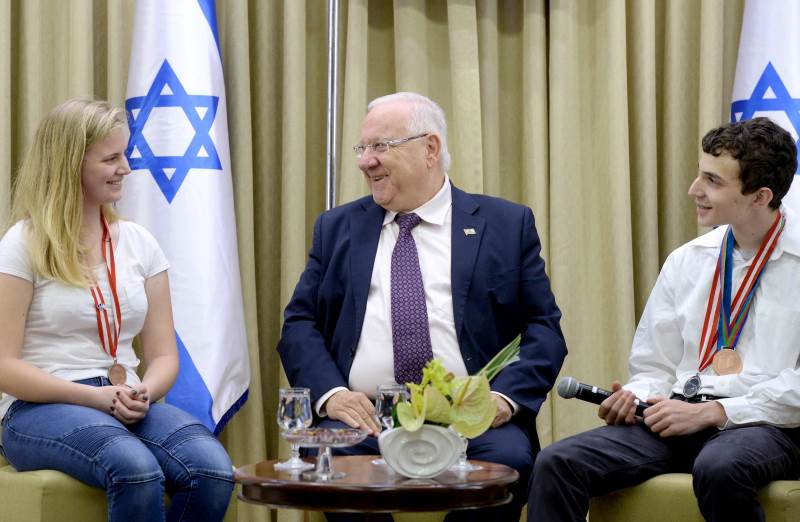 כבוד. הנשיא וחברי המשלחת האולימפית במדעי המחשב|צילום: לע"מ
