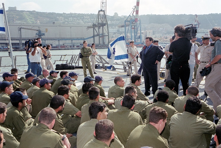 ביקור שר הביטחון בנימין(פואד) בן אליעזר בבסיס חיל הים.| באדיבות ארכיון צה"ל במשרד הביטחון צילום: אסף רביץ, משרד הביטחון 