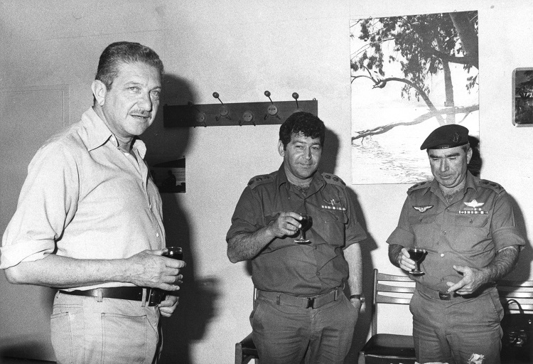 הענקת דרגות לאל"מ בנימין(פואד) בן אליעזר כאשר היה מפקד יהודה ושומרון מימין לשמאל: רב אלוף רפאל איתן(רפול), אל"מ בנימין בן אליעזר(פואד) ושר הביטחון עזר ויצמן | באדיבות ארכיון צה"ל במשרד הביטחון צילום: דובר צה"ל