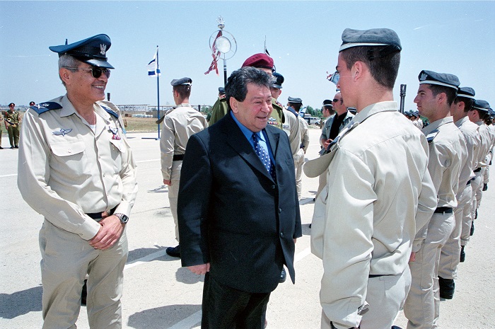 סיור שר הביטחון בנימין(פואד) בן אליעזר בחיל האויר, בסיס תל נוף| צילום צילום: אריאל חרמוני, משרד הביטחון 