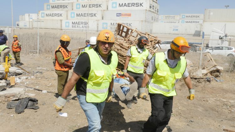 גם בתנאי משבר. תרגול חילוץ לכודים תחת הריסות צילום: ענת סלומון | הצלחה לתרגיל השנתי של פיקוד העורף