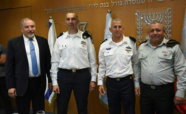 מפקד חיל הים החדש אלי שרביט (שני משמאל) | צילום דובר צהל צה”ל: מפקד חדש לזרוע הים