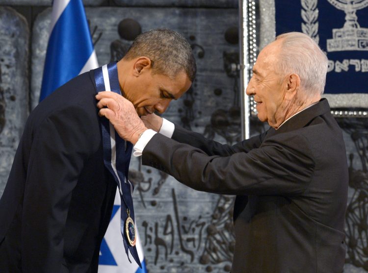 מרכינים ראש על מותו | צילום לעמ 