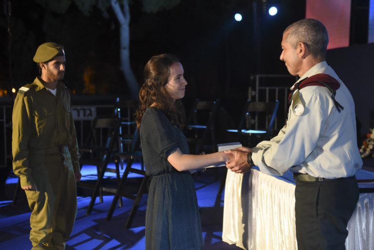 אלמנתו של טוביה ינאי ויסמן | צילום דוצ אלמנתו של הלוחם קיבלה צל”ש בשמו