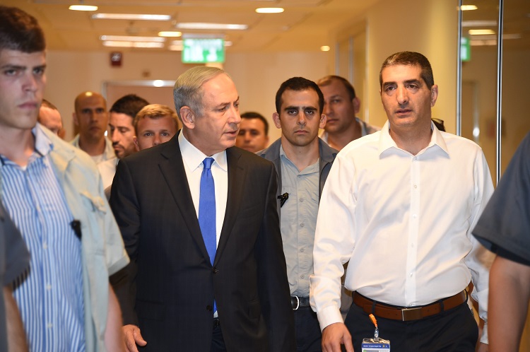 ראש הממשלה מבקר את פרס בבית החולים | צילום דוברות ראש הממשלה