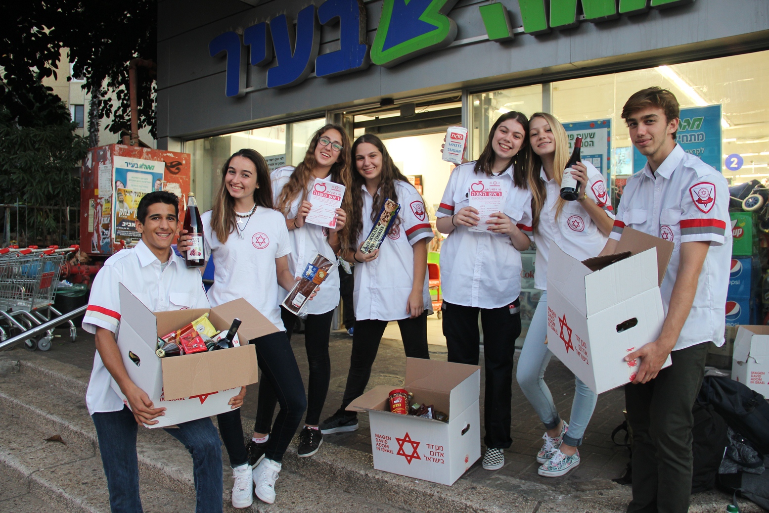 מתנדבי מדא במבצע יין ודבש | צילום דוברות מדא לקראת ראש השנה: אלפי חבילות מזון למשפחות נזקקות