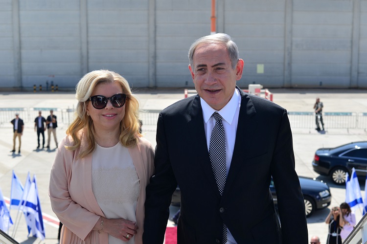 ראש הממשלה בנימין נתניהו ורעייתו גב' שרה נתניהו בשדה התעופה בן גוריון לפני יציאתם לביקור בארצות הברית Photo by Kobi Gideon / GPO