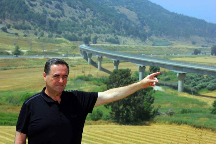 השר כץ מצביע על תוואי הרכבת החדשה | צילום מתוך עמוד הפייסבוק של השר 