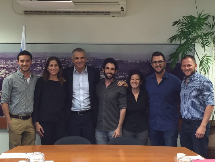 מימין לשמאל: שחר אקסמיט מתאם תחום הגאווה בעיריית תל אביב, יניב ויצמן חבר מועצה בעיריית תל אביב, נעמי סרוסי חברת ועד מנהל באגודה למען הלהט עשרה מיליון שח יושקעו בקהילה הגאה