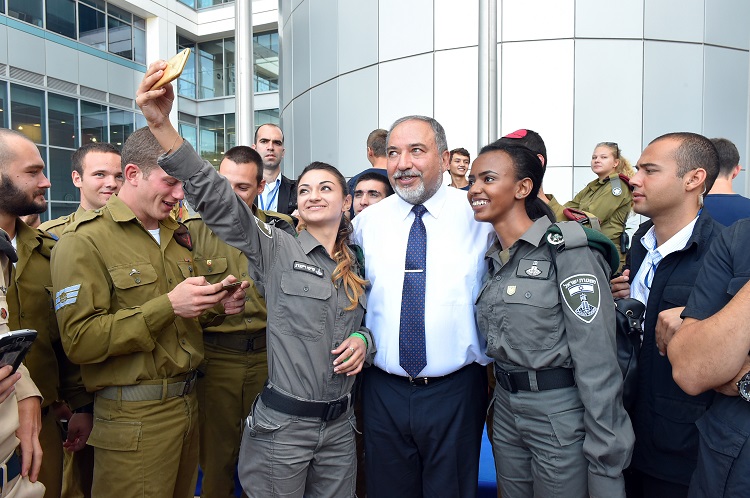 ליברמן עם החיילים הבודדים | צילום דוברות השר ״אתם התגשמות החלום הציוני״
