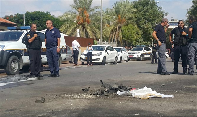 אין נפגעים פיזית, מקום נפילת הרקטה | צילום דוברות המשטרה רקטה התפוצצה בלב העיר, אין נפגעים