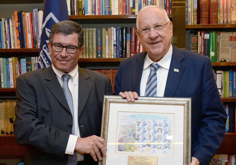 בול מה שאני צריך. נשיא המדינה והבולים|צילום: רן דיקשטיין הנשיא יככב על בול חדש