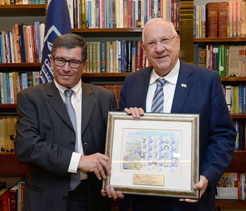 בול מה שאני צריך. נשיא המדינה והבולים|צילום: רן דיקשטיין