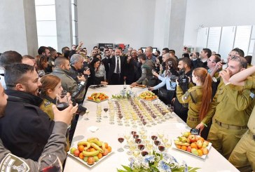 שר הביטחון חגג עם חיילים נוצרים