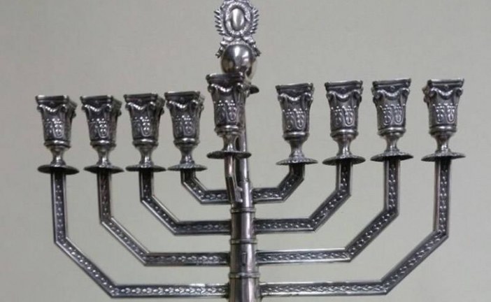 אובמה ידליק נר חנוכה