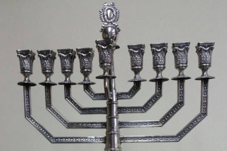 אובמה ידליק נר חנוכה