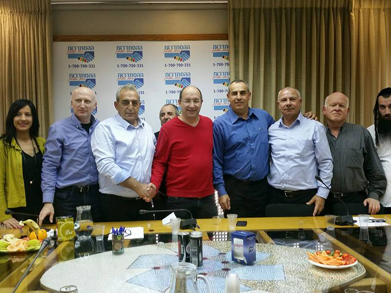 מנגנון ליישוב חילוקי דעות. טקס החתימה|צילום: באדיבות ההסתדרות הסכם: העובדים יקבלו תוספת למשכורת