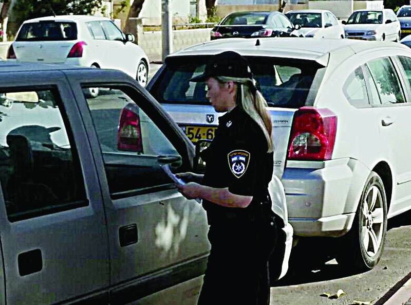 יוזמה. שוטרת רושמת דוח|צילום: באדיבות המשטרה מבצע נגד נהגים עבריינים