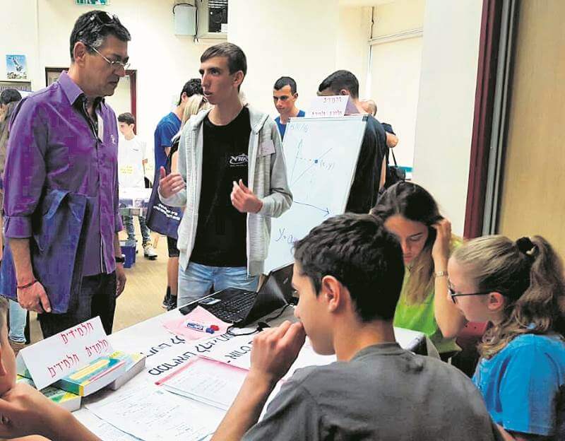 פרס. משה ארד מציג את הפעילות בפני מפקח משרד החינוך|צילום: פרטי פרס שר החינוך לנוער מתנדב בקהילה
